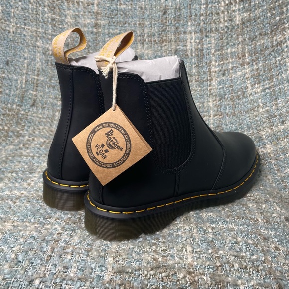 Dr. Martens Men's 2976 Vegan Chelsea Boot in Black Felix Rub Off - Picture 5 of 9